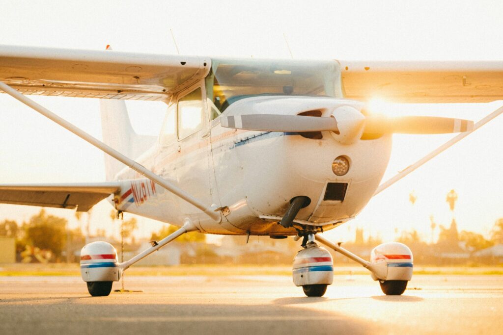 逆校のなか駐機中のセスナ機