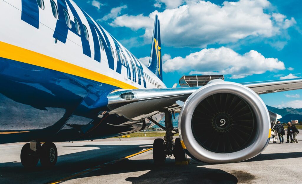 駐機中の旅客機　エンジン部分