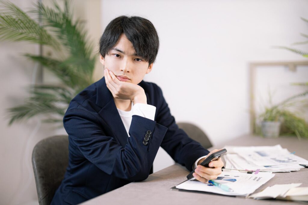 デスクで物思いにふける若手社員