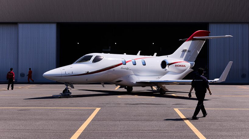 格納庫の前に駐機中のHondaプライベートジェット