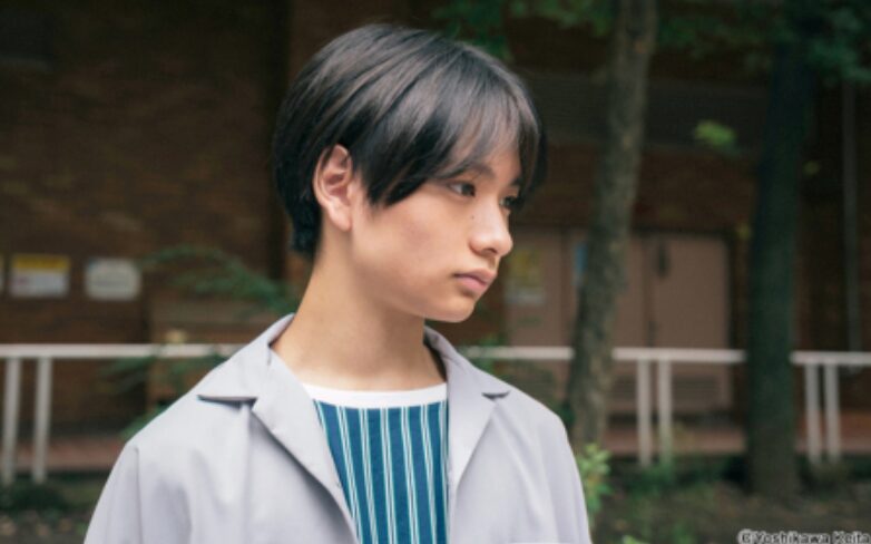 ロケで表情をつくる若い男性俳優