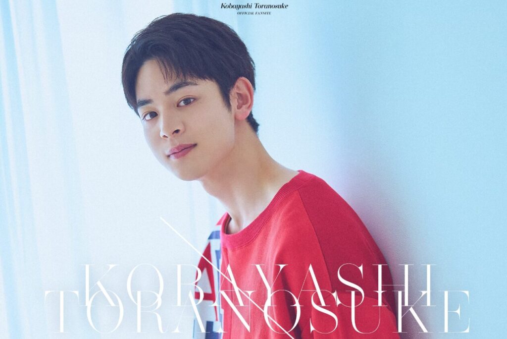 微笑をうかべる若い男性俳優