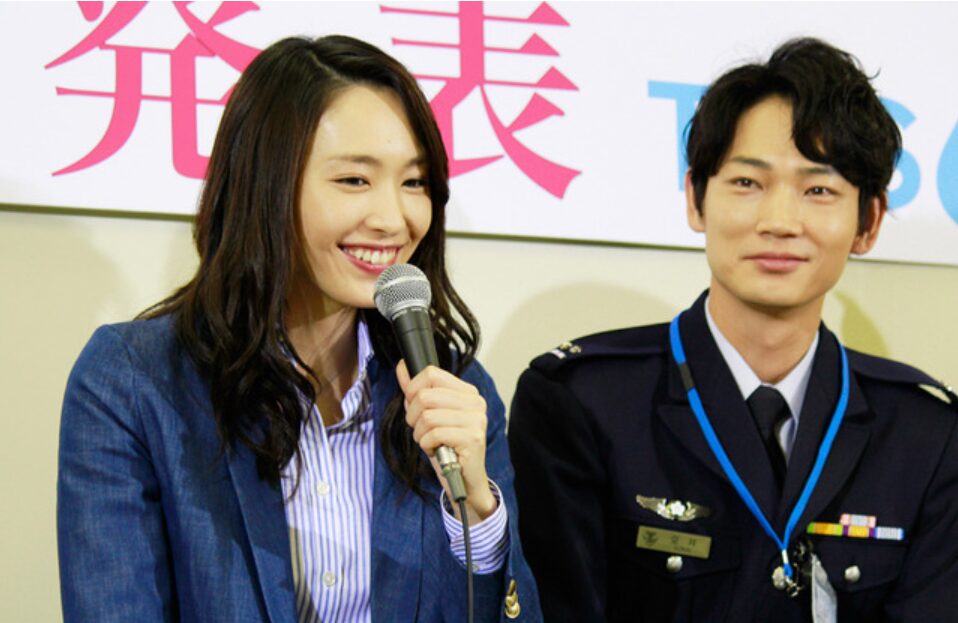 記者会見をする男優と女優