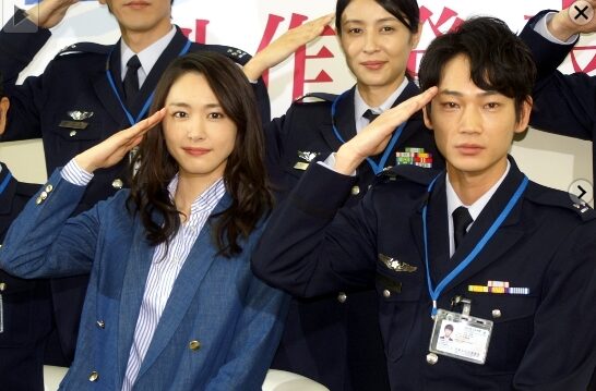 敬礼する女性記者と自衛官