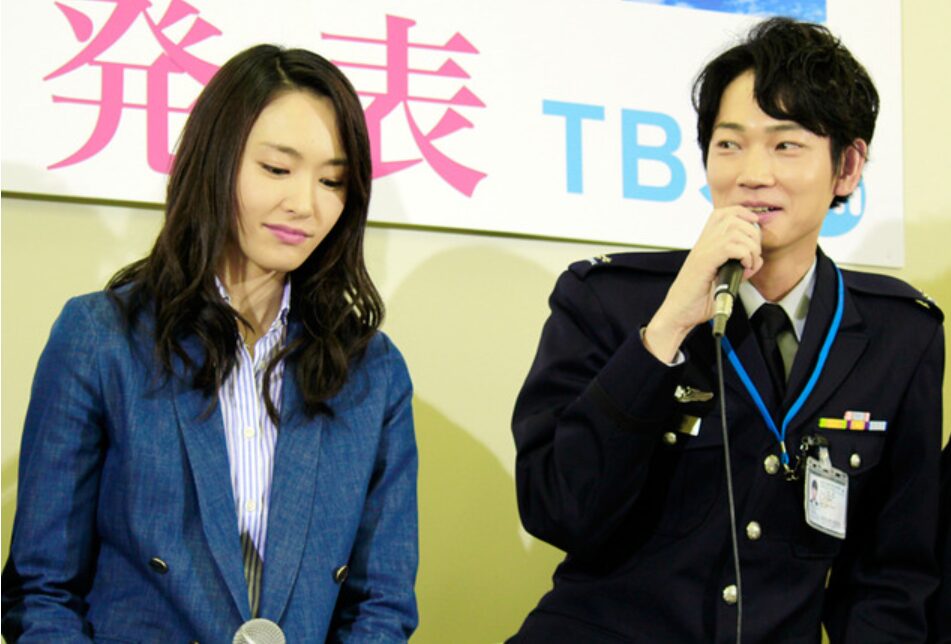 記者会見をする男優と女優
