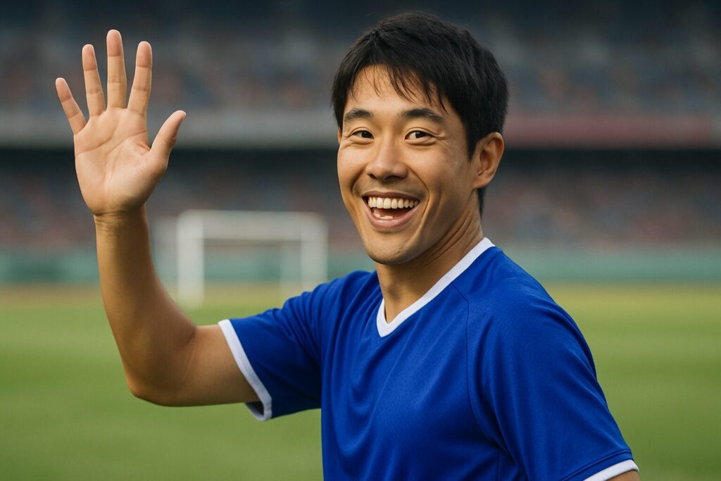 笑顔で振り返って手を振る日本人サッカー選手
