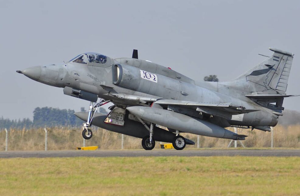 離陸態勢の戦闘機