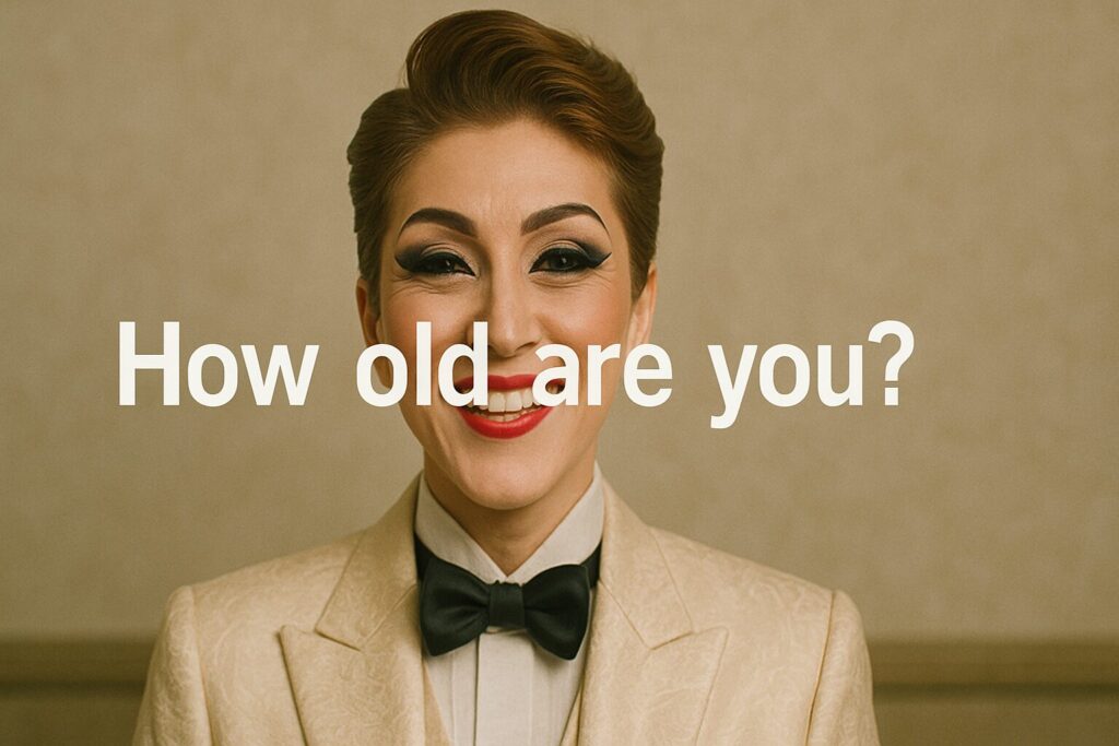 フルメイクで笑顔を見せる歌劇団男役
画面中央に白い「How old are you?」のテキスト