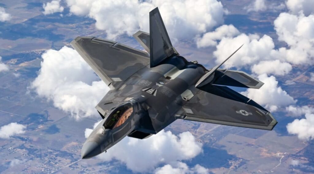 雲の上を飛行する戦闘機