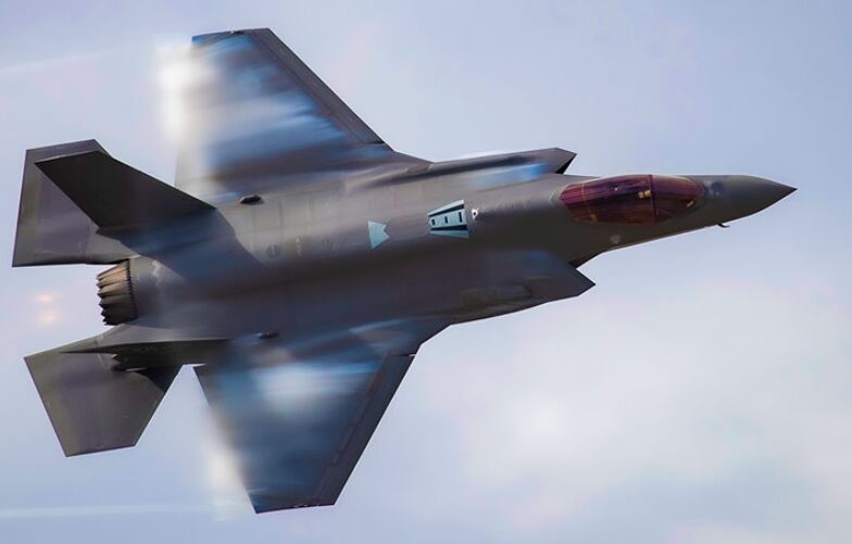高速で横ロール中の戦闘機