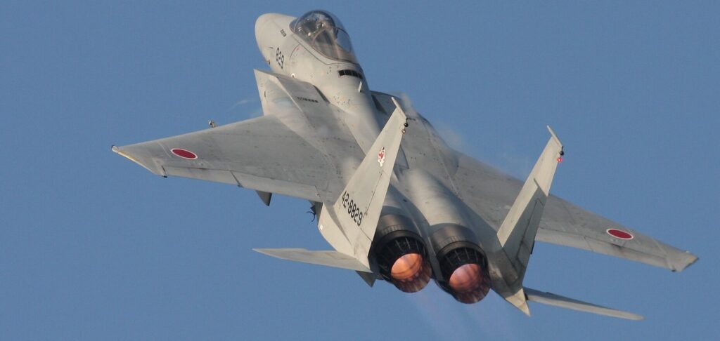 上昇する戦闘機