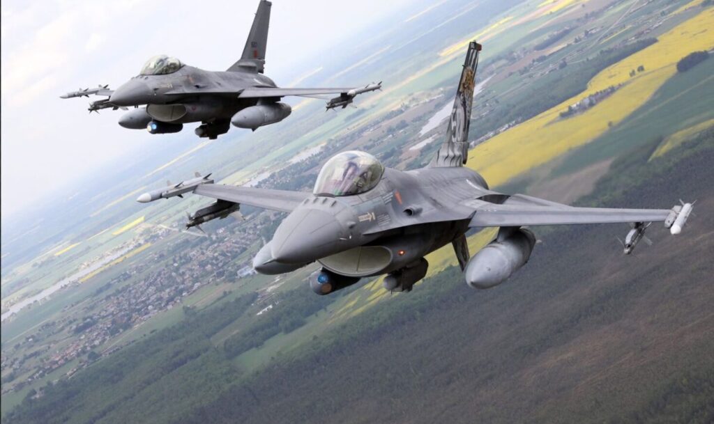 2機で飛行中の戦闘機