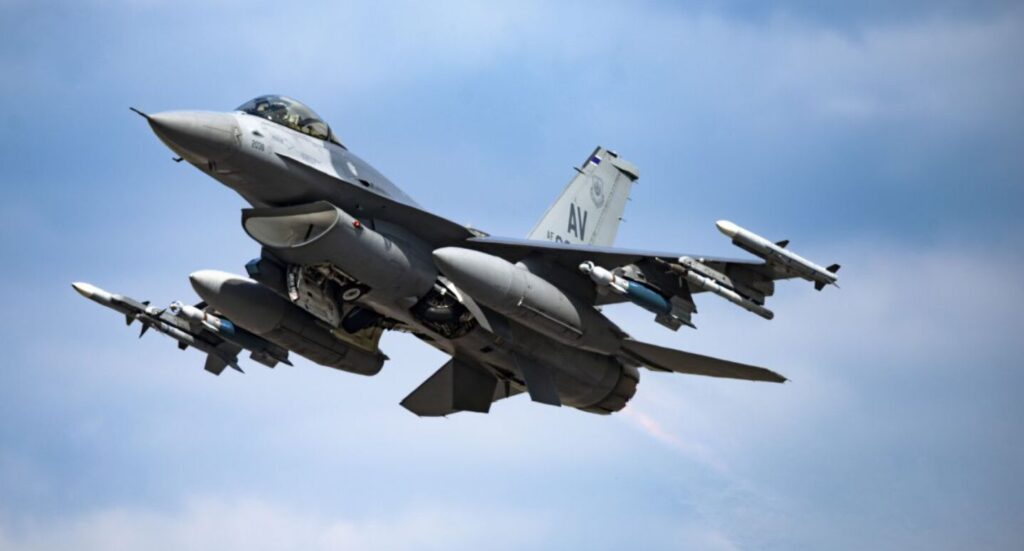 飛行中の戦闘機