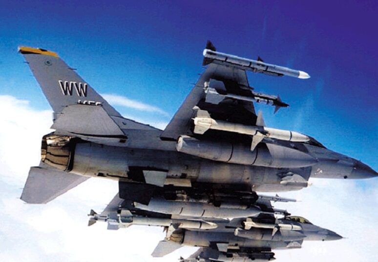 下から見た飛行中の戦闘機 フル装備