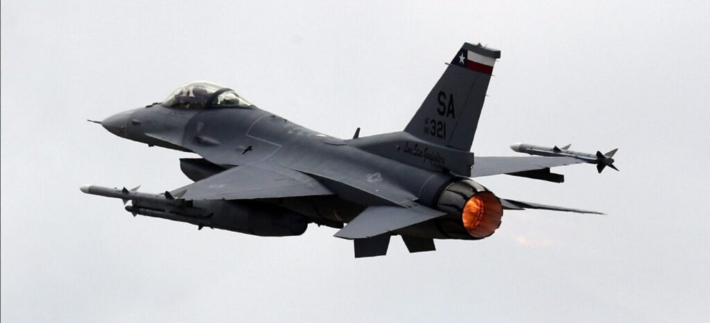 飛行中の戦闘機