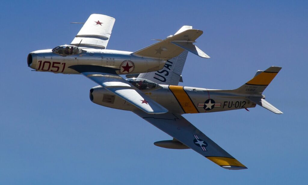 2機編隊で飛行する戦闘機