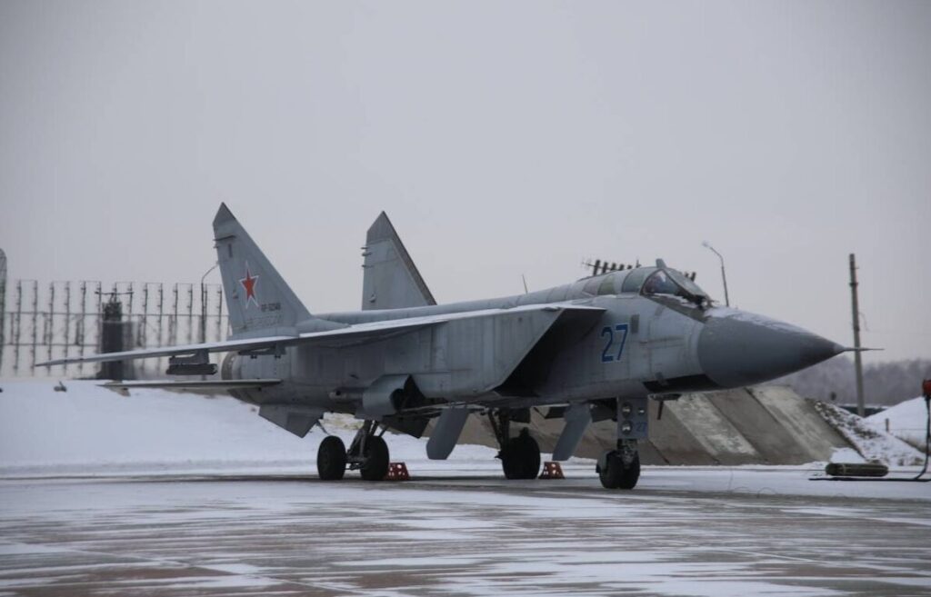 雪の滑走路に駐機中の戦闘機