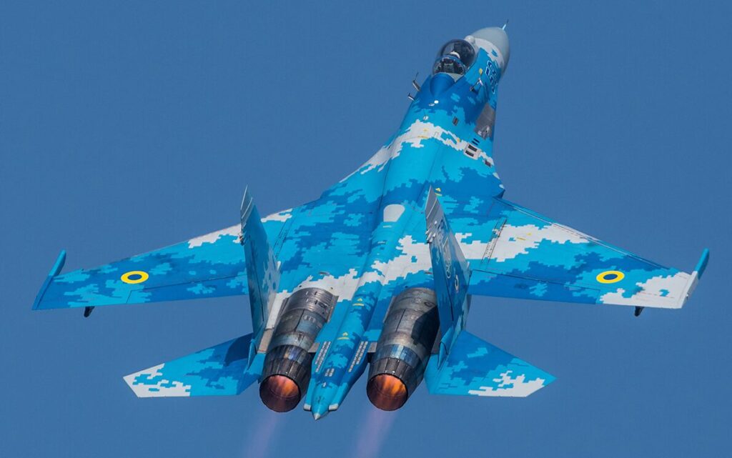 上昇する戦闘機
