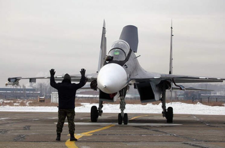 タクシングの誘導を受ける戦闘機