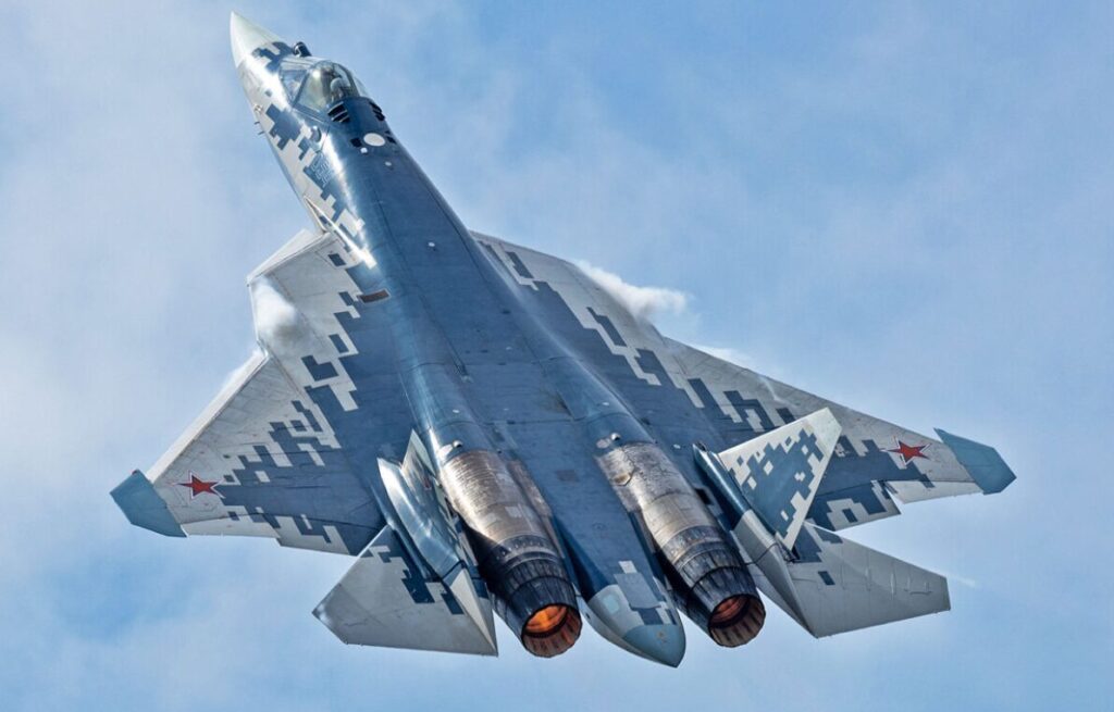 上昇する戦闘機