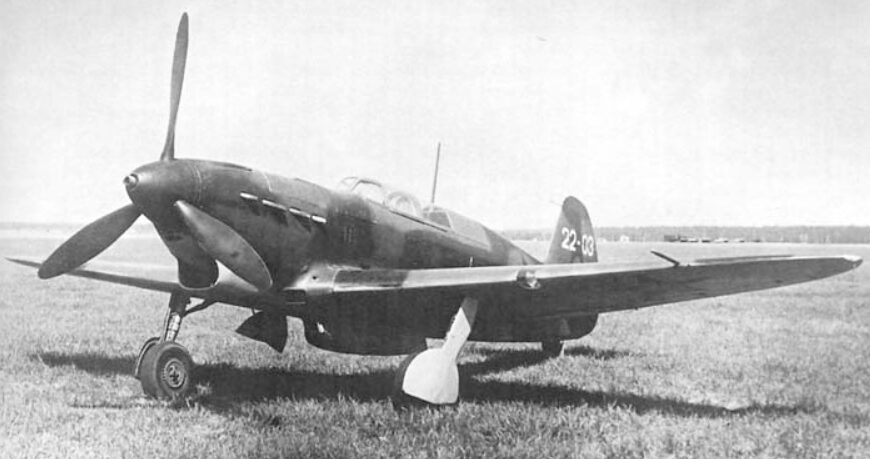 飛行場に駐機中のレシプロ戦闘機