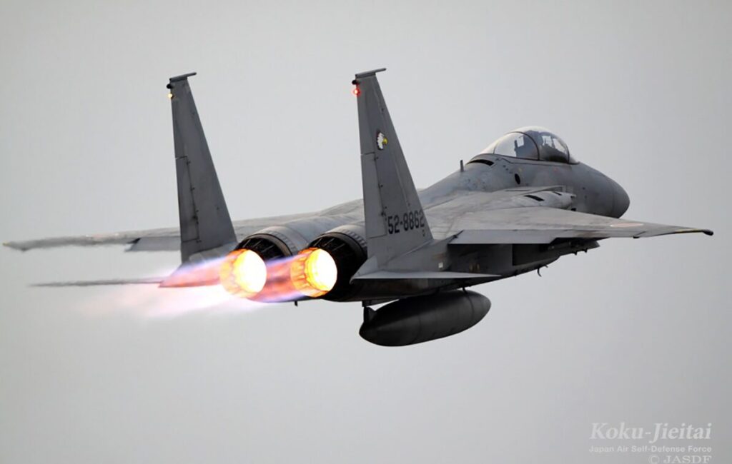 飛行中の自衛隊機