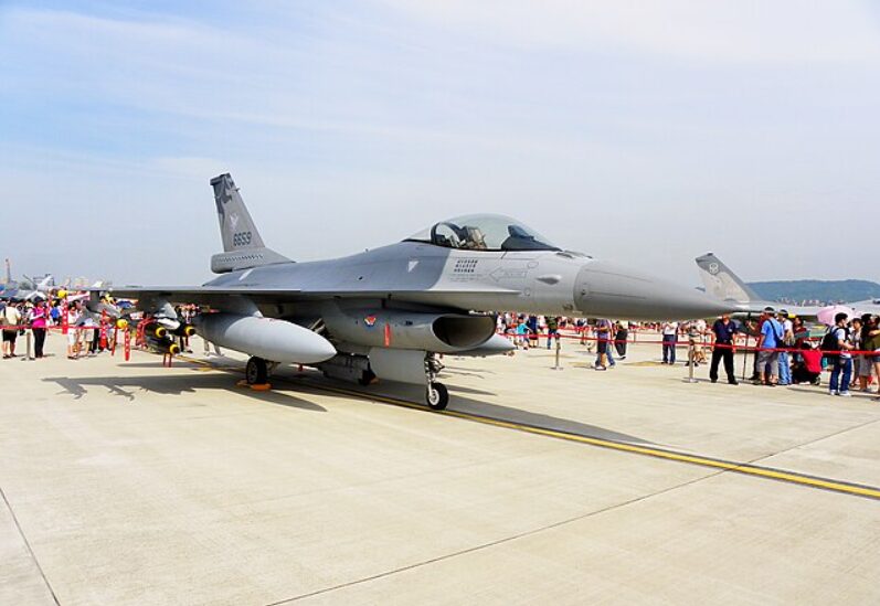 展示中の戦闘機と観客