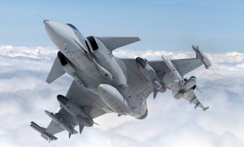 雲の上を飛行中の戦闘機