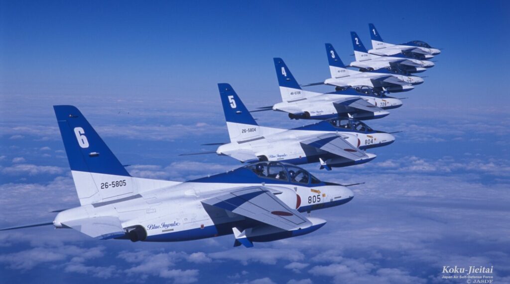 6機編隊で飛行中の航空機