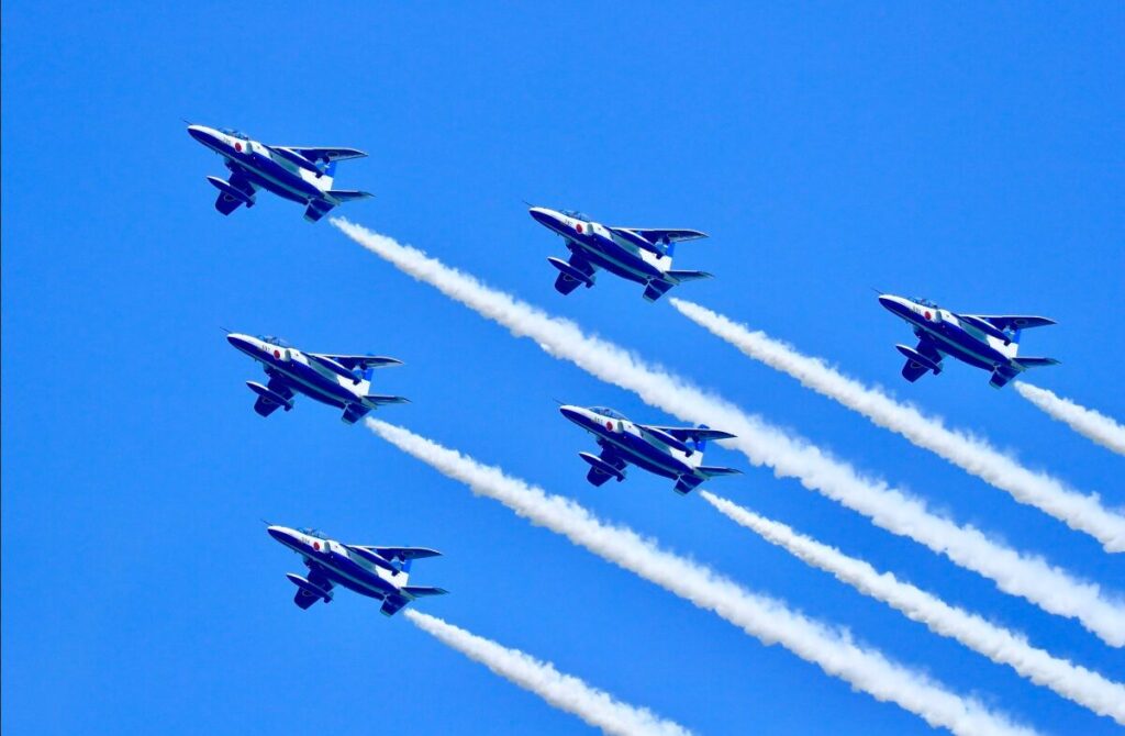 6機編隊で観覧飛行をする自衛隊機