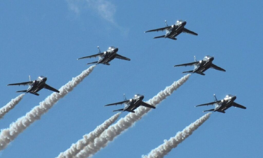6機編隊で観覧飛行をする自衛隊機