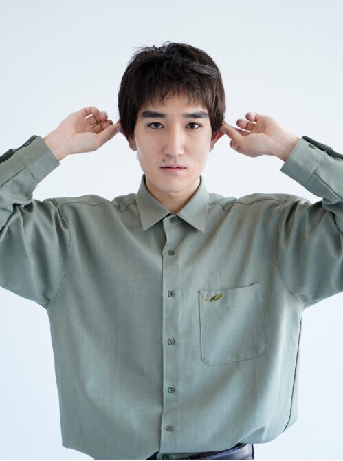 男性俳優の宣材写真とプロフィール