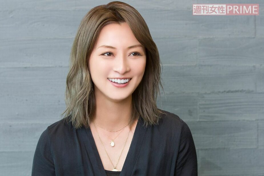 女性俳優の宣材写真とプロフィール