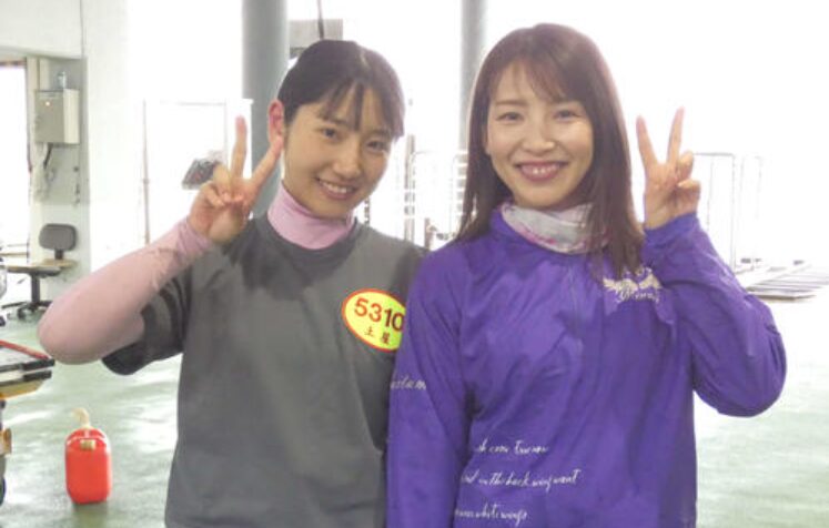 女性ボートレーサーの2ショット
