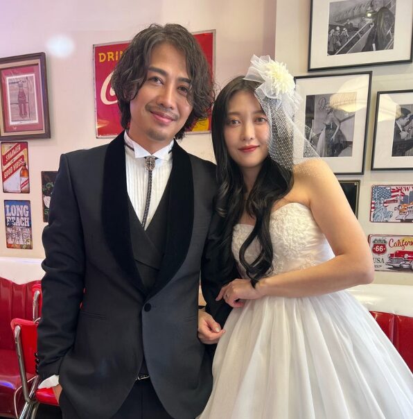 ギャラリーで結婚式を挙げるカップル