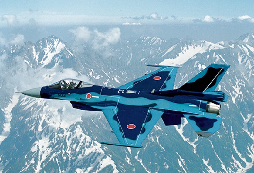 山岳地帯上空を飛行中の戦闘機