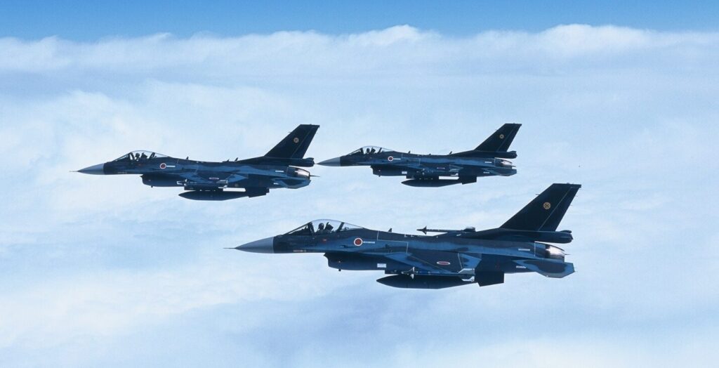 3機編隊で飛行中の戦闘機