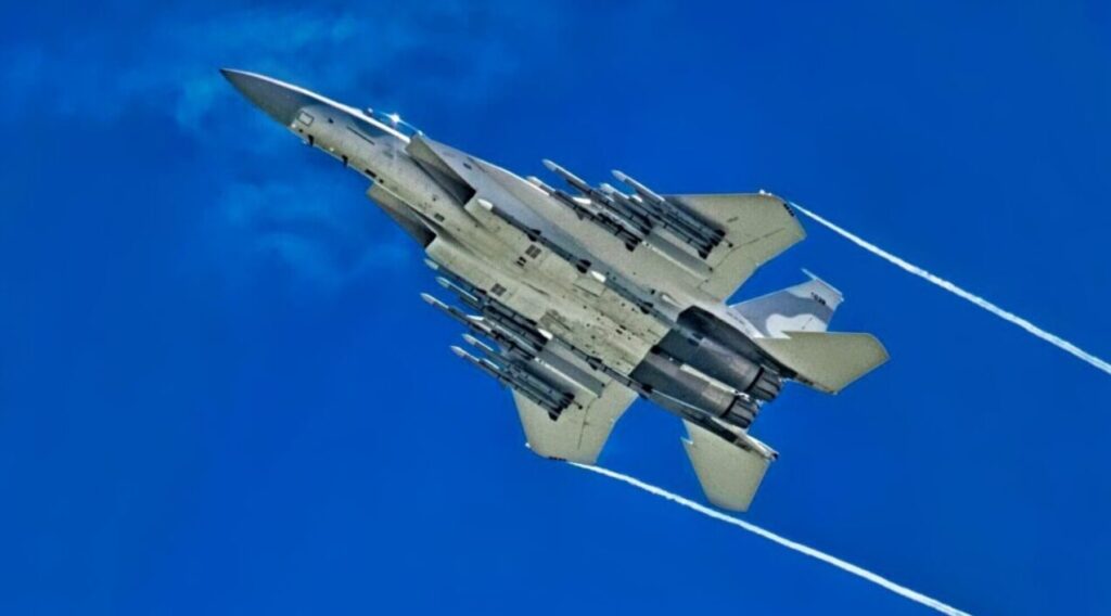 飛行機雲を引きながら飛行する戦闘機