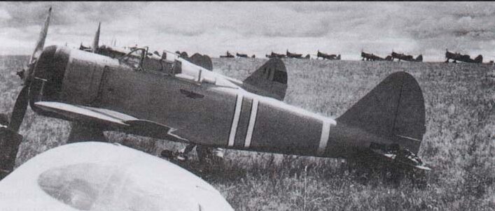 荒地に駐機中の旧式戦闘機