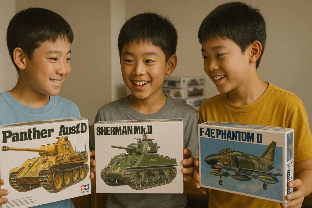 プラモデルの箱を見せ合う3人の少年たち