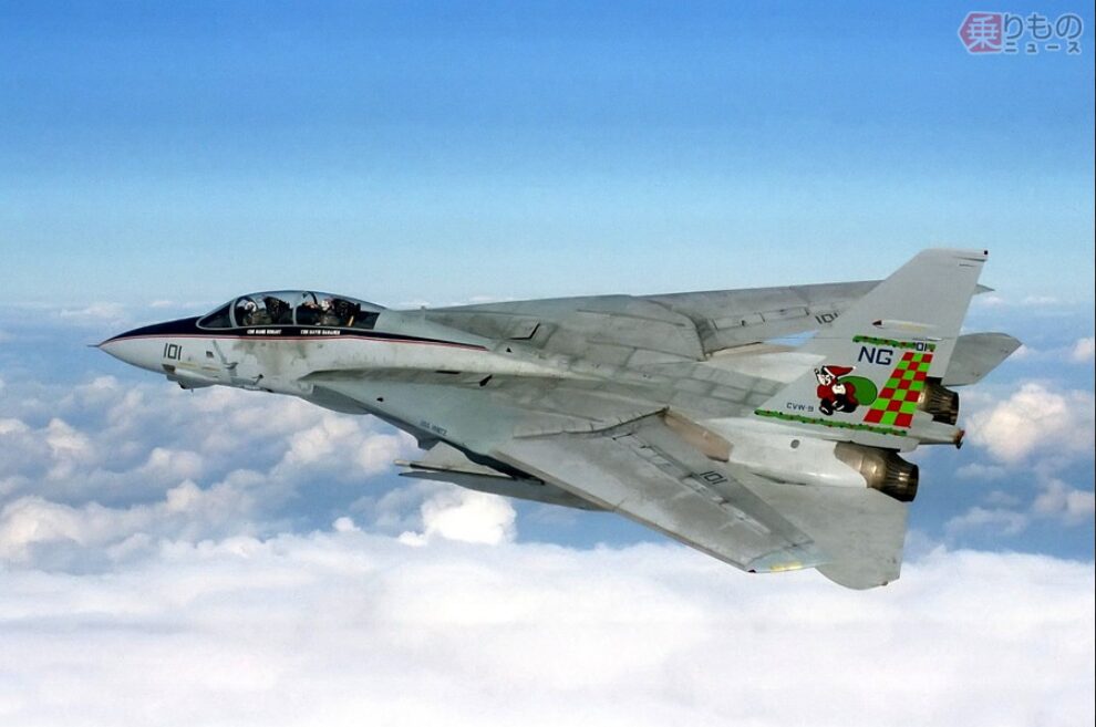 雲の上を飛行する可変翼の戦闘機