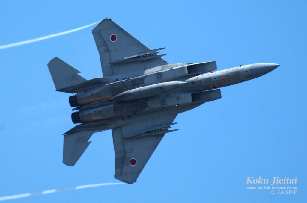 旋回中の戦闘機
