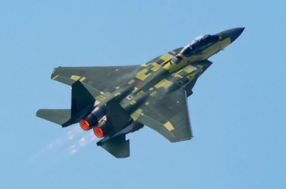 上昇する戦闘機