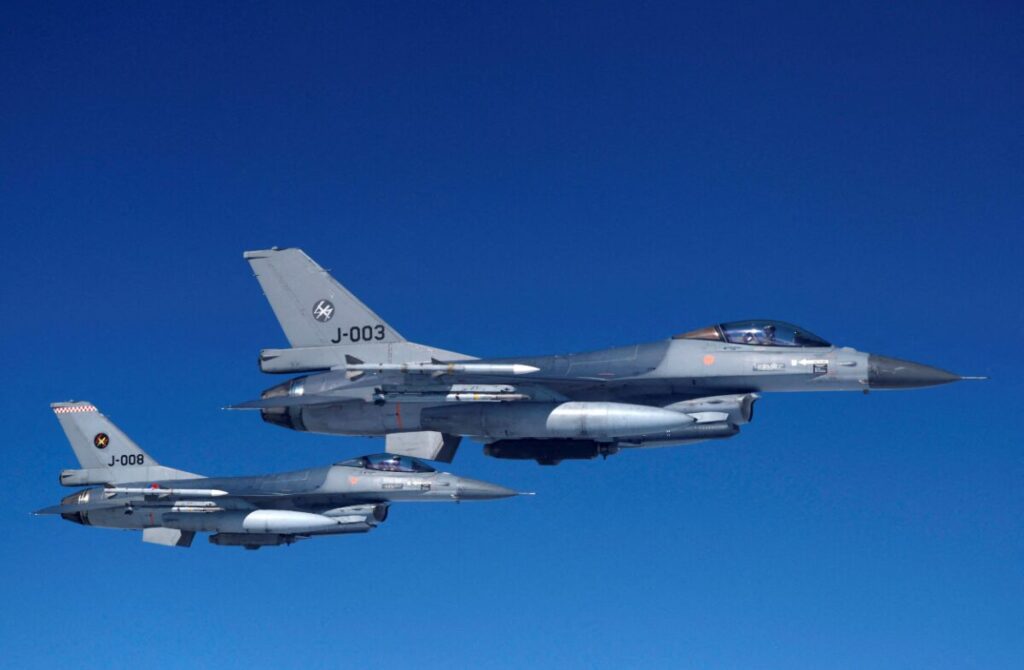 2機編隊で飛行中の戦闘機