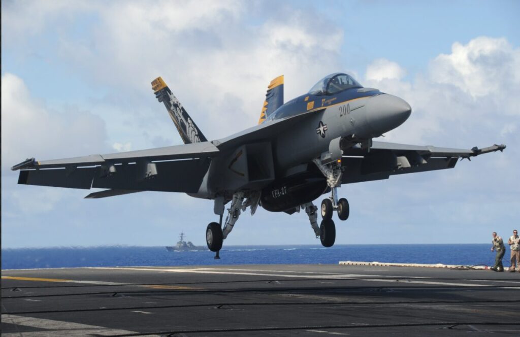 航空母艦に着艦体制の戦闘機