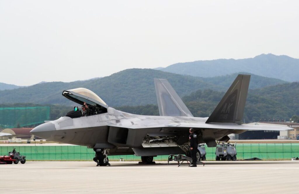 山間の滑走路に駐機中の戦闘機
