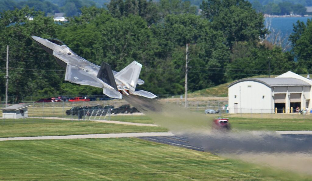滑走路から離陸する戦闘機