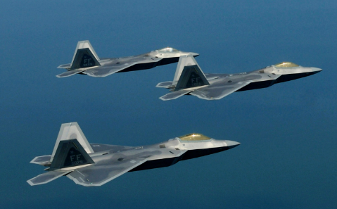 3機編隊で飛行中の戦闘機