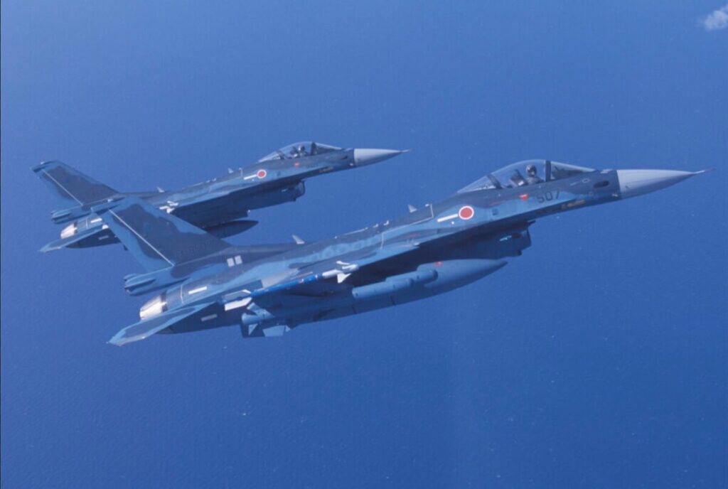2機編隊で上昇中の戦闘機