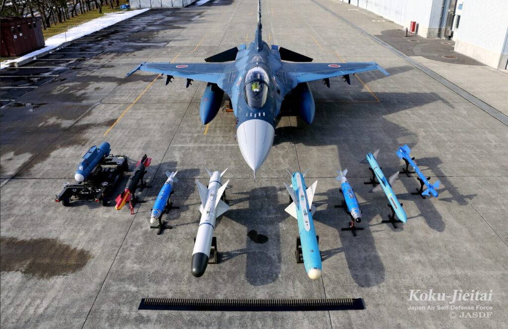 駐機中の戦闘機と各種ミサイル